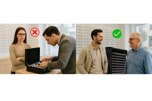 Vergleich: Links ein Vertreter mit traditionellem Brillenkoffer, abgelenkt und unübersichtlich – rechts der Pull Up Samplecase, aufgeräumt, schnell und kundenorientiert.